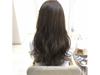 ゆる髪ロングヘアーの後ろ姿