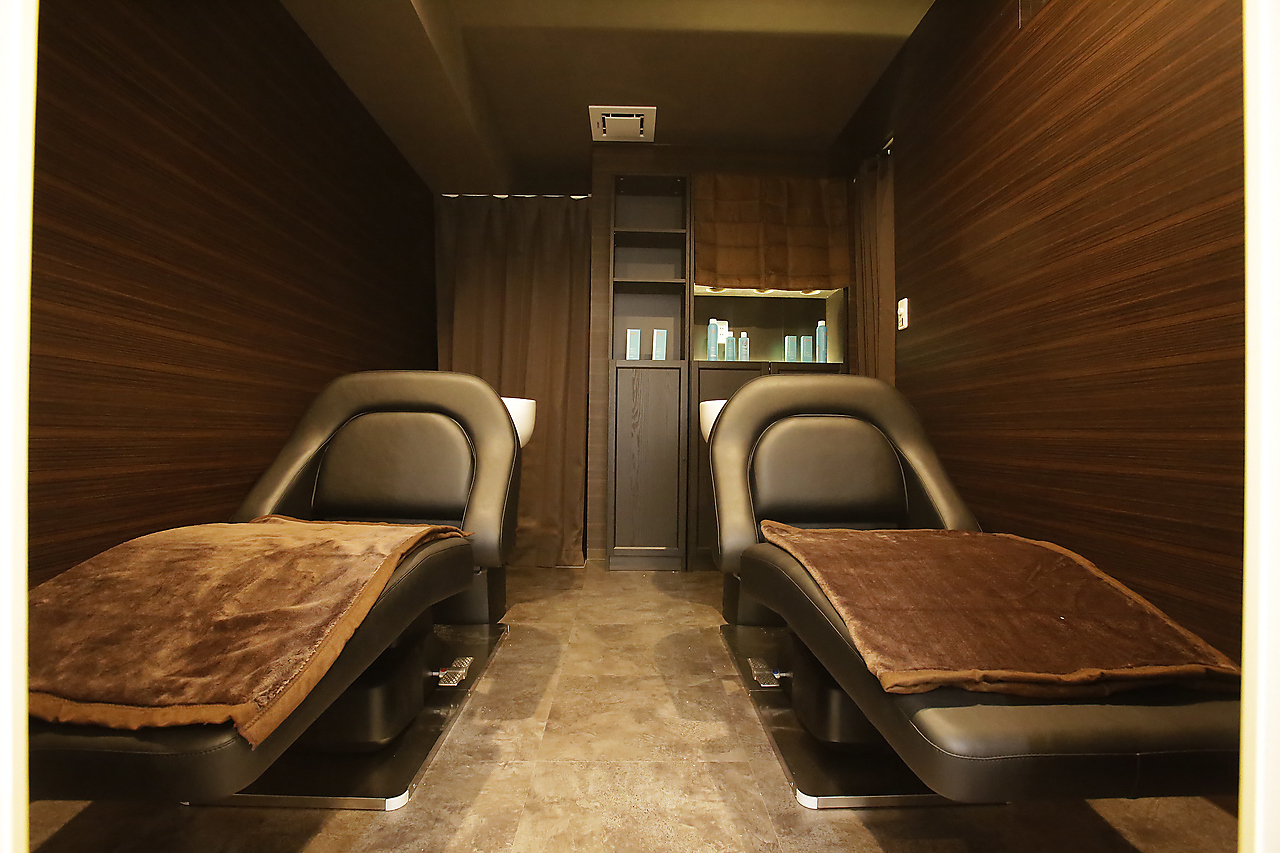 茶色の部屋にリクライニングシートが2台